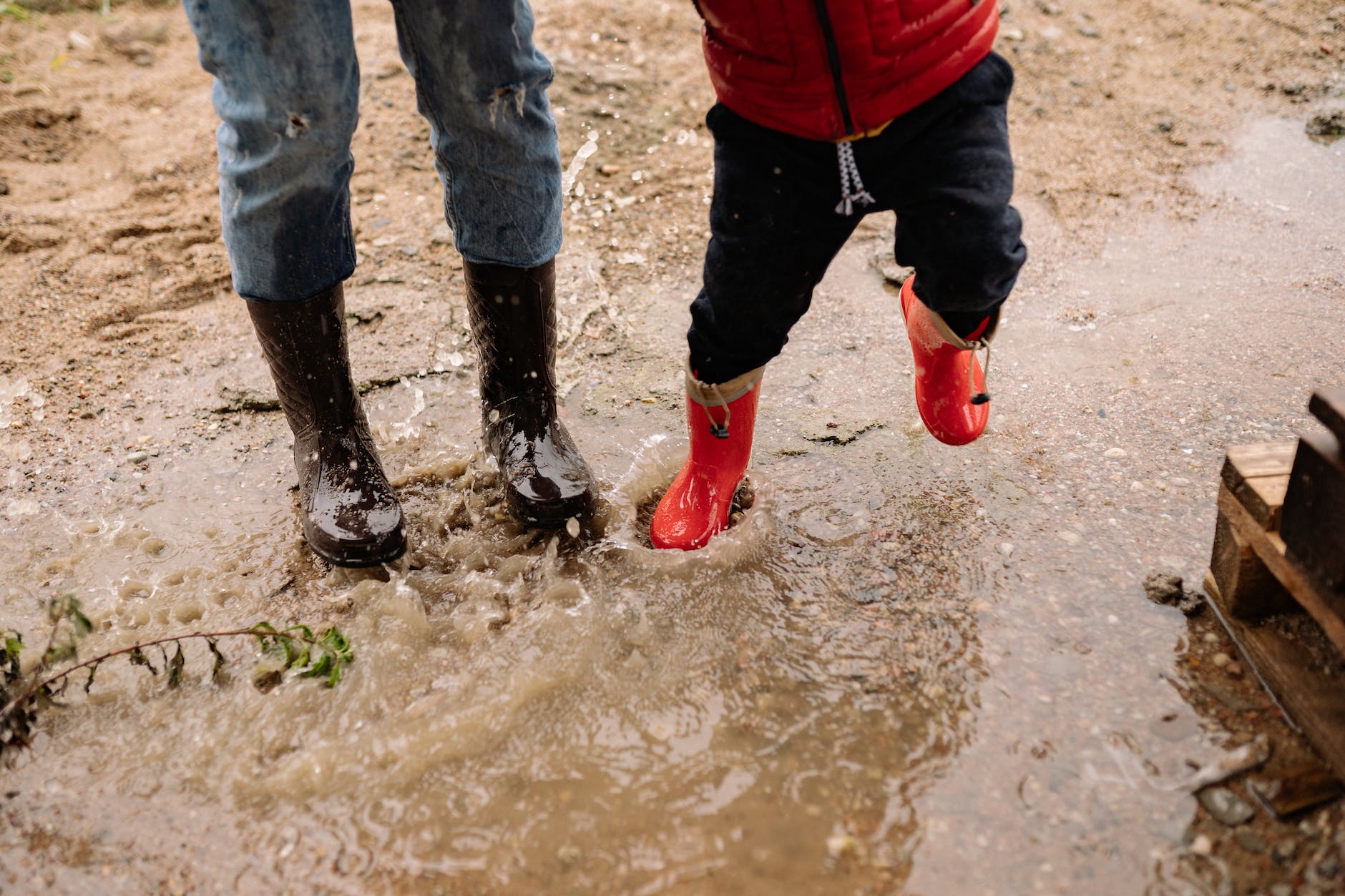 Is Playing in Mud good for Kids? Here’s what studies have to say?