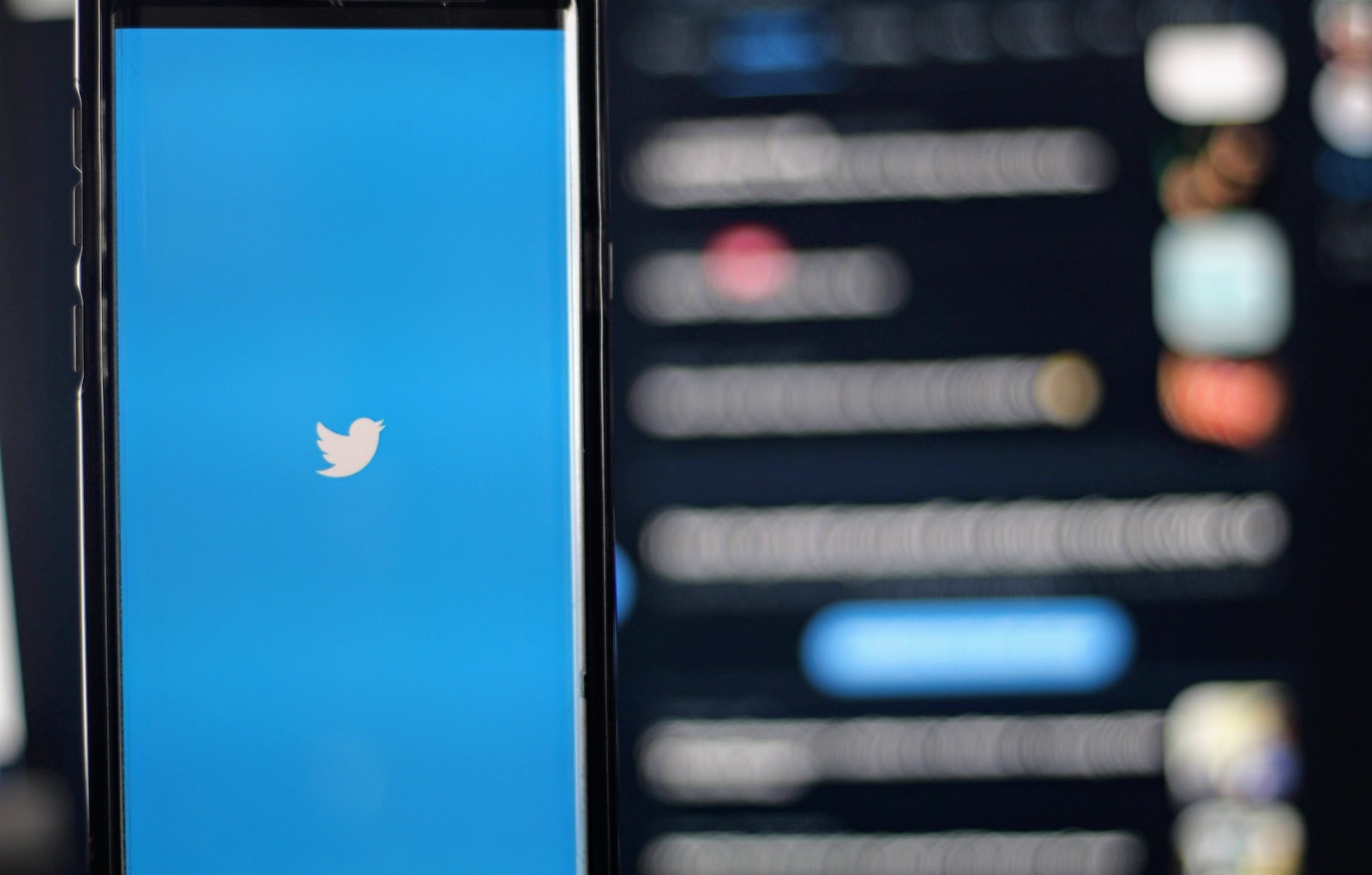 1,200 Employees Quit Twitter Amid Internal Chaos