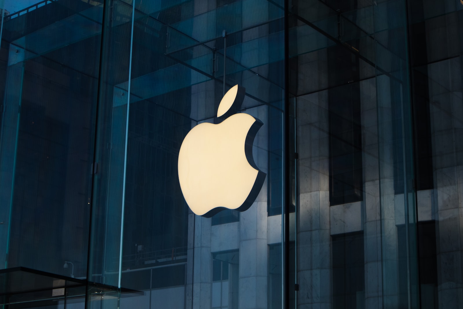 Apple Warns of Financial Impact from China COVID Disruption